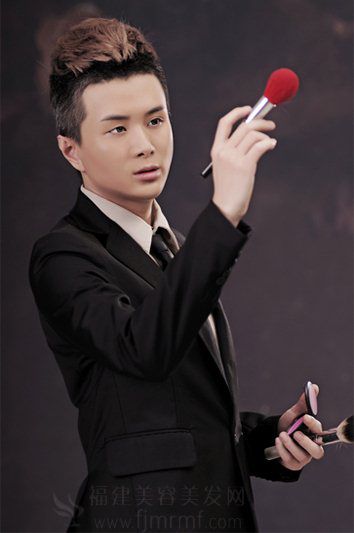白(bái)天鹅美容美(měi)发(fā)学校(xiào)校长 白天鹅美容(róng)美(měi)发学校校长